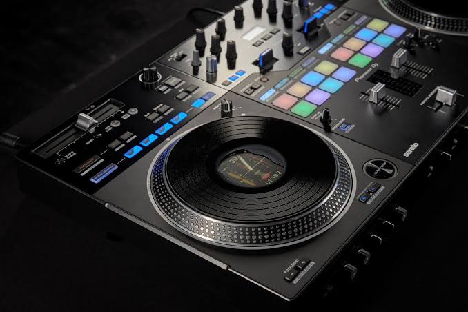 Pioneer DJ DDJ-REV7 2-deck Serato DJ Controller at Ragtime Beirut Lebanon